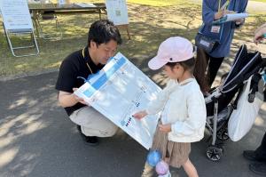 『シールを貼るこどもたち』の画像
